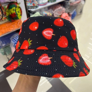 Chapeau bob réversible en coton avec motif fraises et pois blancs sur fond noir