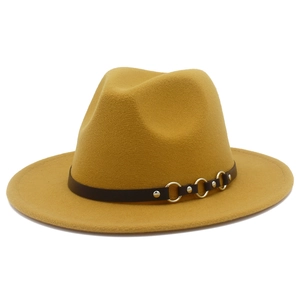 Dettaglio di cappello fedora zenzero con fascia in finta pelle marrone e anelli in metallo