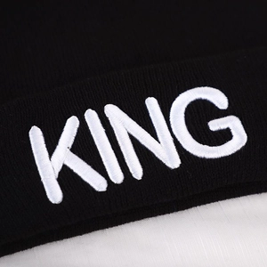 Κοντινό πλάνο του κεντήματος KING σε μαύρο πλεκτό σκούφο υψηλής ποιότητας