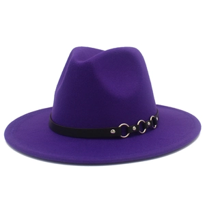 Dettaglio cappello jazz in feltro viola scuro con cintura in pelle e anelli d'argento