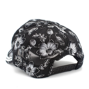 Dettaglio cappello da baseball nero con ricamo floreale bianco e cinturino regolabile
