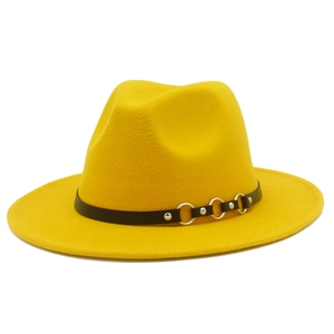 Dettaglio del cappello fedora giallo in lana con fascia in pelle nera e anelli d'argento
