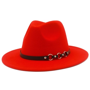 Cappello fedora rosso a tesa larga con fascia in pelle marrone e anelli dorati