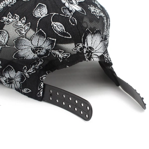 Dettaglio cappello da baseball nero con ricamo in pizzo argento e cinturino regolabile