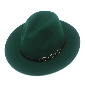 Dettaglio cappello fedora in feltro verde scuro con fascia in pelle e anelli d'oro