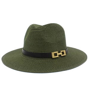 Dettaglio cappello di paglia verde oliva con fascia in pelle nera e fibbia dorata