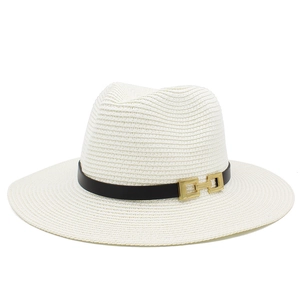 Dettaglio cappello di paglia bianco con fascia in pelle nera e fibbia in metallo dorato