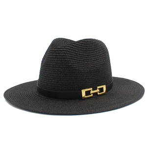Dettaglio della trama del cappello di paglia nero con cinturino in pelle e fibbia d'oro