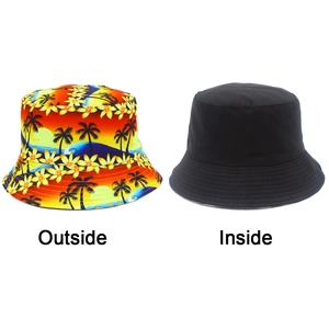 Détail du chapeau réversible avec imprimé tropical et face noire unie pour protection solaire