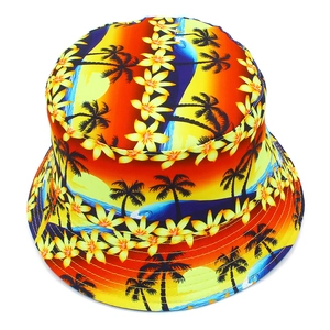 Détail de l'imprimé cocotier tropical sur chapeau de soleil avec dégradé de coucher de soleil