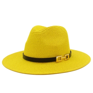 Classico cappello di paglia Panama giallo con cintura nera e fibbia dorata decorativa
