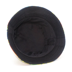 Détail d'un chapeau de soleil à motif cocotier avec doublure noire et coutures renforcées