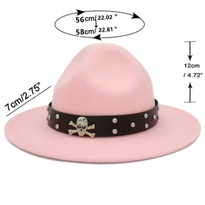 Détails du chapeau fedora en laine rose avec ruban cuir, clous tête de mort et mesures