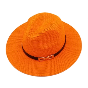 Cappello da sole Panama arancione vivace con cinturino in pelle nera e fibbia dorata