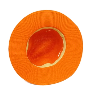 Vista interna del cappello di paglia arancione con fascia tergisudore e cordino regolabile