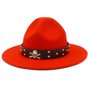 Chapeau Fedora en laine rouge avec bande cloutée en cuir et tête de mort argentée