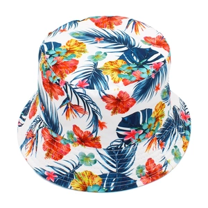 Vue détaillée des coutures renforcées et de l'imprimé floral tropical sur le bord du chapeau