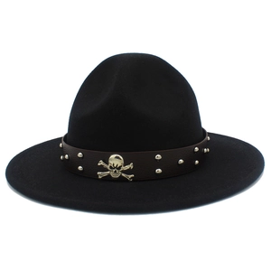 Chapeau de cowboy en laine noir avec bande cloutée en cuir et emblème tête de mort argenté chic