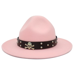 Chapeau fedora en laine rose avec crâne métallique et rivets argentés sur cuir
