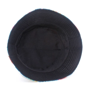 Détail du chapeau de soleil montrant la doublure noire et les coutures à motif palmier