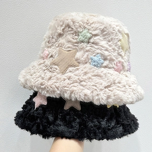 Cappello a secchiello in finta pelliccia di coniglio con stelle colorate beige e nero