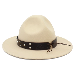 Détail d'un chapeau fedora blanc avec bande en cuir marron et rivets en métal argenté