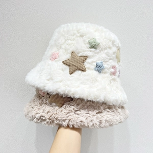 Cappello a secchiello in finta pelliccia di coniglio con ricami di stelle in bianco e beige