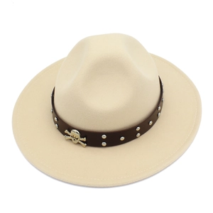 Détail d'un chapeau fedora en laine avec bandeau en cuir à clous et emblème tête de mort