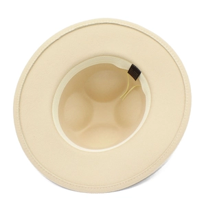 Détail de la structure interne du chapeau Fedora crème avec cordon réglable et étiquette