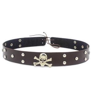 Vue détaillée d'un choker punk avec rivets argentés et texture en cuir marron