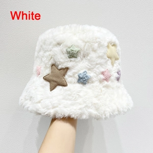 Dettaglio cappello bucket in finta pelliccia bianca con stelle colorate in peluche
