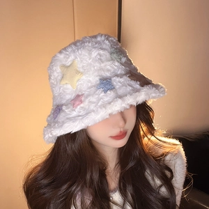 Dettaglio di un cappello da pescatore bianco in peluche con stelle colorate invernali