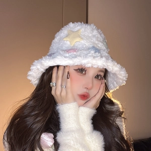 Dettaglio di un cappello da pescatore in peluche bianco con motivi a stella colorati morbidi