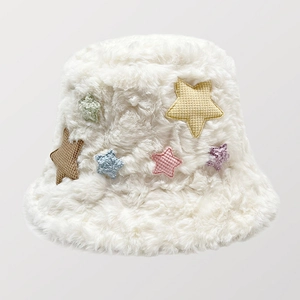 Cappello da pescatore invernale in pelliccia sintetica bianca con toppe a stella colorate