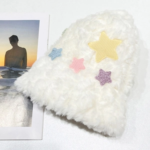 Cappello a secchiello invernale in pelliccia sintetica bianca con toppe a stella colorate