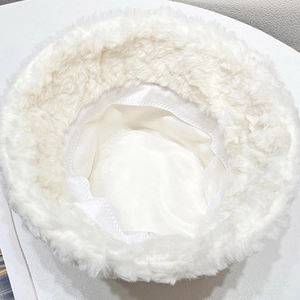 Dettaglio del cappello alla pescatora in pelliccia sintetica con fodera in raso