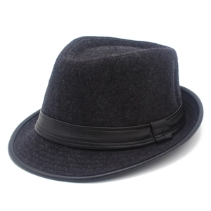 Dettaglio ravvicinato di cappello fedora grigio in lana con nastro in ecopelle nera e cuciture