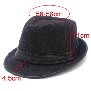 Dettaglio del cappello in feltro con fascia nera in PU e misura della testa 56-58 cm