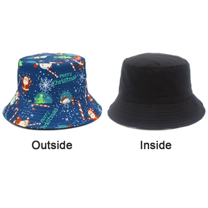 Dettaglio del cappello alla pescatora natalizio reversibile con motivi festivi e lato nero semplice