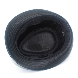 Vista interna del cappello fedora nero da uomo con etichetta taglia 58cm e dettagli fodera