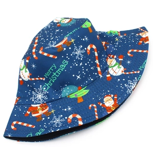 Cappello da pescatore blu scuro con Babbo Natale, pupazzo di neve e motivi natalizi