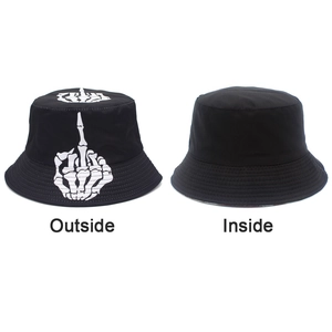 Bob réversible noir avec imprimé main de squelette et envers uni style streetwear