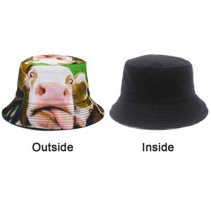 Détail du chapeau bob réversible avec motif de vache réaliste et intérieur noir classique