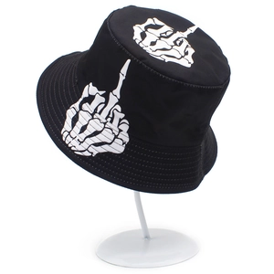 Bob noir avec imprimé main de squelette blanche sur support métal, style streetwear