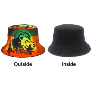 Vue détaillée du bob réversible montrant l'imprimé lion et l'intérieur noir uni