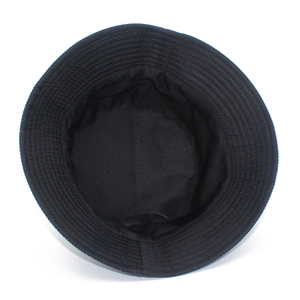 Vue de dessus d'un chapeau bob noir montrant la structure et les coutures du bord