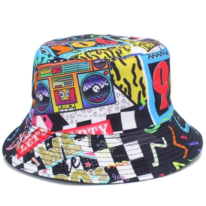 Retro-Anglerhut mit bunten Graffiti-Prints und Street-Art-Mustern im Disco-Stil