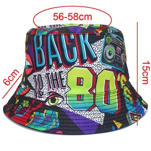 Détail du chapeau bob rétro des années 80 avec mesures 56-58cm et motifs graffiti