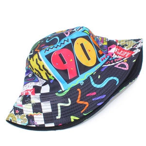 Retro 90er Pop-Art Fischerhut mit bunten Graffiti-Prints und Party-Zeit-Slogans