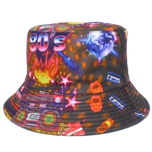 Détail des motifs rétro 80's party et imprimés de cassettes colorées sur un bob
